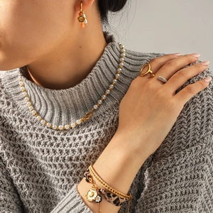 Edles Edelstahlschmuckset mit Perlenblumenohrringen und Leopardenkettenarmband für Damen
