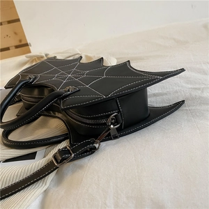 Schwarze Gothic Fledermaus Flügel PU Leder Handtasche mit weißen Nähten und Kreuz Beschlägen.