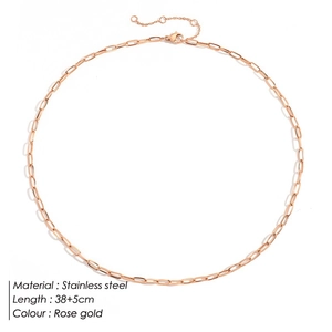Vue détaillée du collier à maillons rectangulaires en acier inoxydable or rose sur fond blanc
