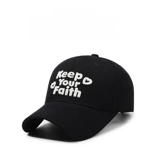 Nahaufnahme der Keep Your Faith 3D-Stickerei auf einer schwarzen Baumwoll-Baseballkappe