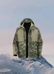 Detail van waterdichte camouflage tactische jas met capuchon op een besneeuwde berg
