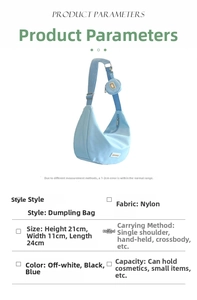 Dettaglio della borsa a mezzaluna in nylon azzurro con dimensioni e mini astuccio coordinato
