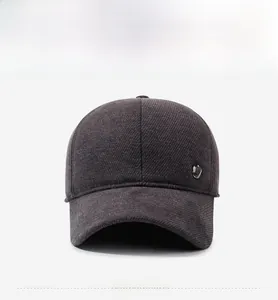 Detail der dunkelgrauen Baseballkappe mit Fleece-Futter und kleinem Herz aus Metall
