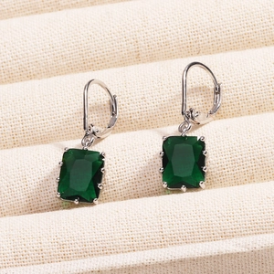 Boucles d'oreilles classiques avec zircone verte rectangulaire et monture argentée polie