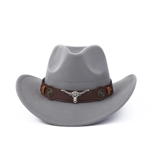 Détail d'un chapeau de cowboy en feutre gris avec ruban cuir et tête de taureau
