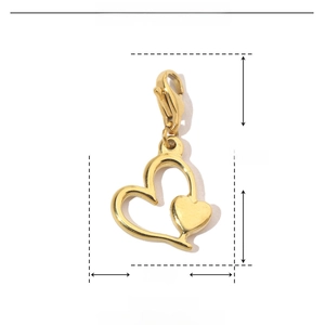 Dettaglio della chiusura per pendente a cuore in acciaio dorato, misura 26mm x 13mm