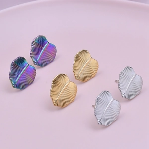 Tre paia di orecchini a lobo a forma di foglia in acciaio inox argento, oro e iridescente