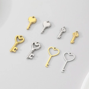 Set aus 8 Vintage Edelstahl-Herzschlüssel-Anhängern in Gold und Silber Ausführungen