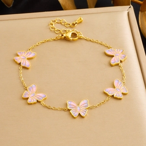 Bracciale a catena in acciaio placcato oro con ciondoli a farfalla smaltati rosa e viola