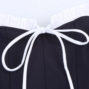 Elegantes schwarzes Minikleid mit weißem Spitzenbesatz und feiner Schleife oben