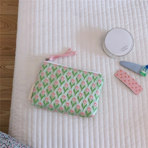 Gros plan sur la mini pochette en toile avec motif tulipes et fermeture éclair