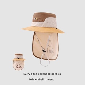 Détail d'un chapeau de soleil enfant séchage rapide avec protège-nuque et imprimé sourire
