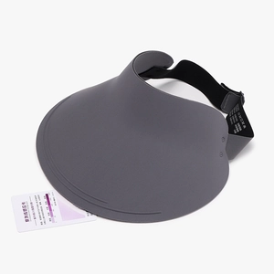Faltbarer grauer Sonnenhut mit UV-Schutz-Testkarte und schwarzem elastischem Band outdoor