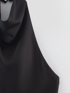 Gros plan détaillé montrant la texture satinée noire lisse et le tissu de qualité du haut
