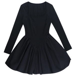 Robe courte noire à manches longues avec décolleté carré et jupe plissée en ligne A