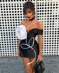 Détail d'une mini robe bustier noire avec rose 3D blanche et broderie de perles