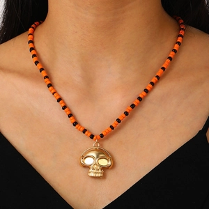 Collar punk de Halloween con cuentas naranja negro y colgante de calavera dorada chic