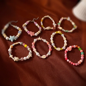 Détails de bracelets en perles macaron avec charms éléphant et feuilles pour femmes
