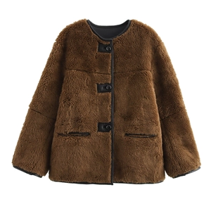 Detail der Teddy-Plüschjacke mit brauner Wolltextur und Lederpaspeln am Rundhals
