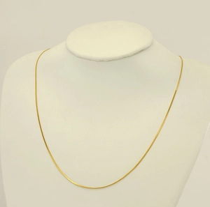 Detail of 18K gold vacuum plated 304 stainless steel chain on professional mannequin