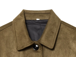 Detail der braunen Wildlederjacke mit Revers-Textur und schwarzem Rundknopf