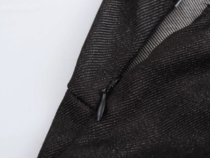 Detail des schwarzen unsichtbaren Reißverschlusses und der Twill-Stoffstruktur am Kleid