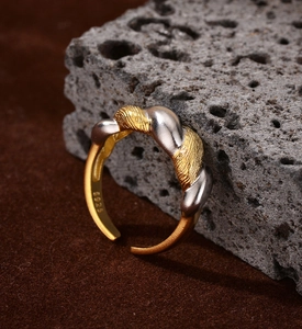 Macro shot of S925 sterling silver twisted ring with dual-tone finish and hallmark