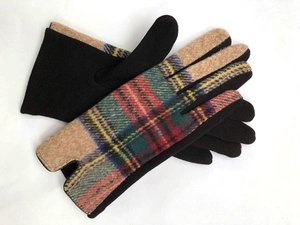Detailansicht der Woll-Winterhandschuhe mit rot-grünem Schottenmuster auf dem Handrücken