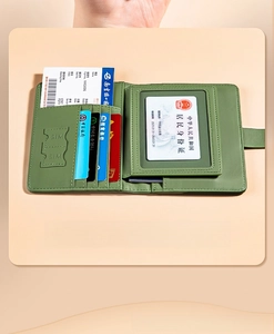 Dettaglio del porta passaporto in pelle verde con slot per schede SIM e tasche documenti