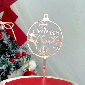 Dettaglio decorazione torta Merry Christmas in acrilico specchio oro rosa con renna
