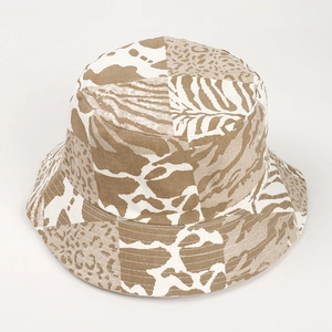 Detail eines Fischerhutes mit Tierprint-Patchwork, Leoparden- und Zebramuster