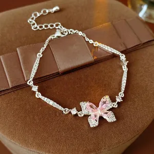 Bracelet papillon élégant en argent avec zircons roses sur boîte cadeau en velours