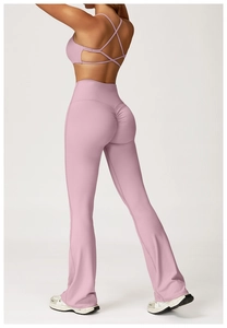 Vista trasera del conjunto yoga rosa púrpura con sujetador espalda abierta y leggings