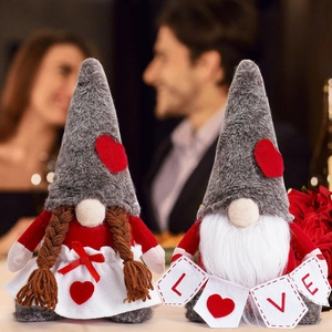 Couple de gnomes de Saint-Valentin romantiques avec chapeaux rouges et bannière LOVE