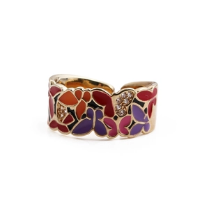 Détail macro d'une bague papillon plaquée or avec émail coloré et pierres de zircon