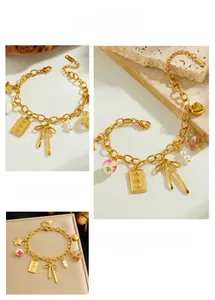 Gros plan d'un bracelet doré avec perles en céramique et pendentifs variés