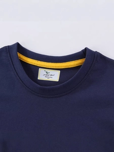 Detail view of children's navy blue t-shirt collar with Jumping Meters size label