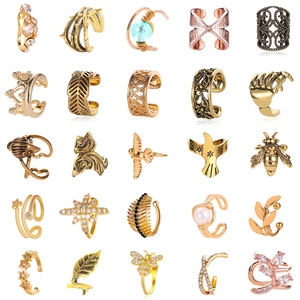 Sammlung von 25 Vintage-Ohrklemmen mit Blatt- und Kronendesigns in verschiedenen Metallfarben