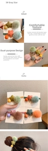Dettaglio di elastici per capelli in peluche con ciondoli a stella su carte