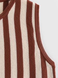 Dettaglio del top in maglia a righe marroni e beige con scollo rotondo e trama fine