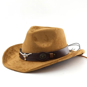 Détail d'un chapeau de cow-boy en daim marron avec bande en cuir et ornement tête de taureau