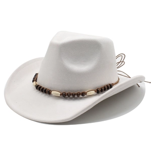 Detail eines Western-Cowboyhuts im Boho-Stil mit Ethno-Perlenband und Wildlederoptik