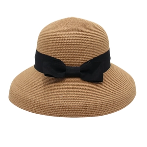 Dettaglio cappello di paglia intrecciato con nastro in gros-grain nero e grande fiocco