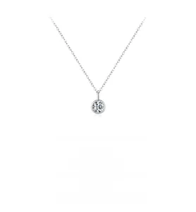 Dettaglio di un ciondolo in moissanite da 1 carato con castone su catena in argento S925