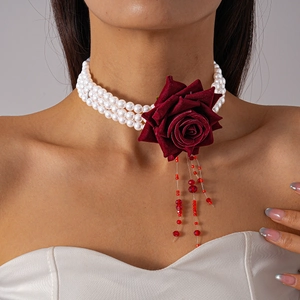 Ras de cou à trois rangs de perles avec rose en tissu rouge et glands de perles