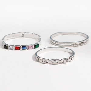 Détails des bracelets en acier argenté avec gemmes colorées et incrustations nacrées
