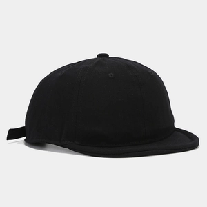 Détail du bonnet miki en toile de coton noire montrant la texture et la sangle réglable