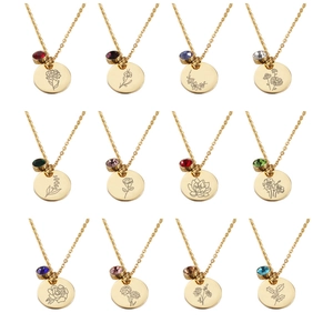 Colliers en acier doré avec fleurs de naissance et pierres colorées en disposition matricielle