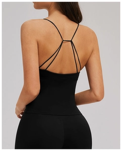 Détail d'une brassière de sport noire avec fines bretelles croisées et tissu élastique