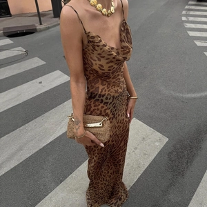 Détail de robe longue à imprimé léopard avec col bénitier et fines bretelles fines